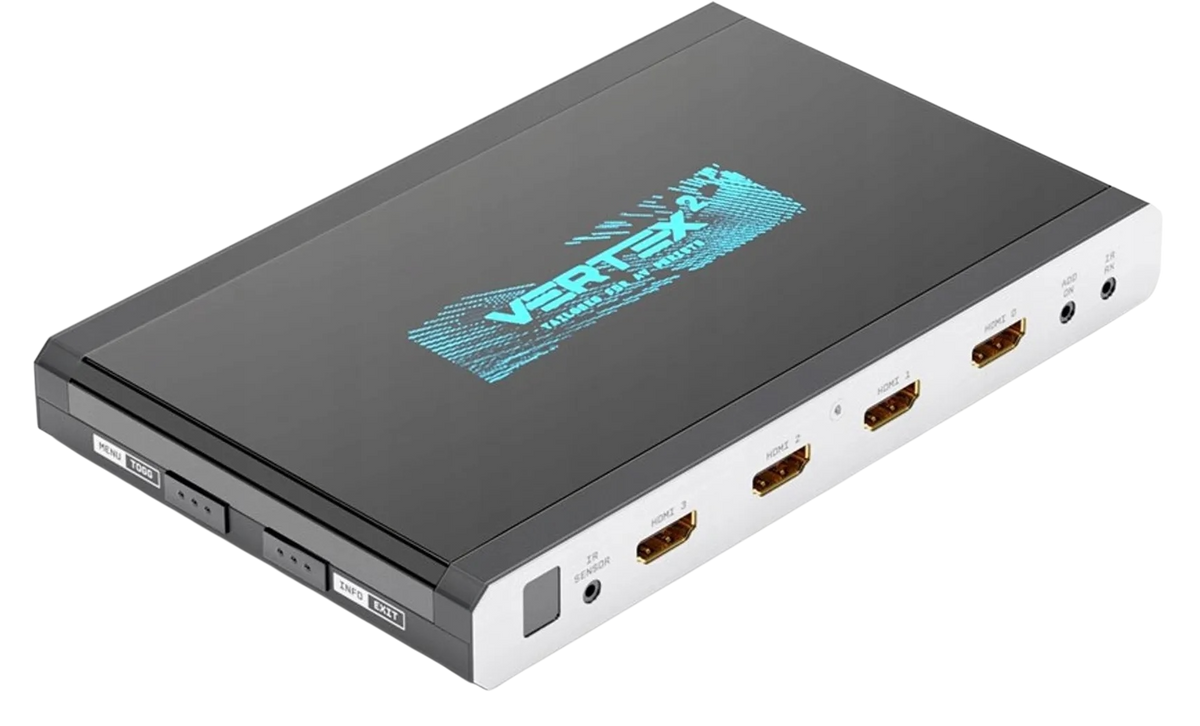 Το HDfury Vertex 2, matrix και switcher HDMI, από ψηλά υπό γωνία, πλευρά εισόδων: αισθητήρας IR, τέσσερις είσοδοι HDMI με αρίθμηση 0 έως 3, υποδοχές add-on και IR RX