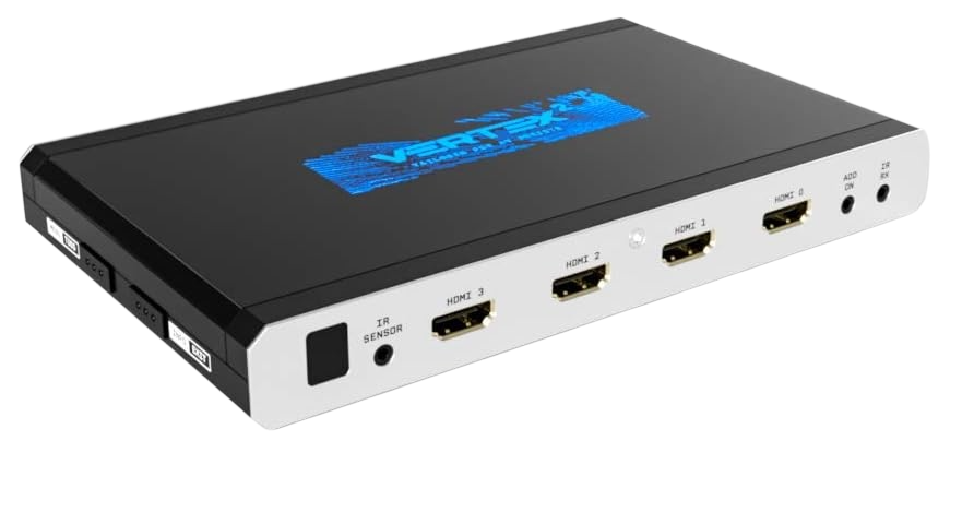 Το HDfury Vertex 2, switcher HDMI, υπό γωνία σε λευκό φόντο, με τον αισθητήρα IR και τις τέσσερις εισόδους HDMI στην μπροστινή ακμή